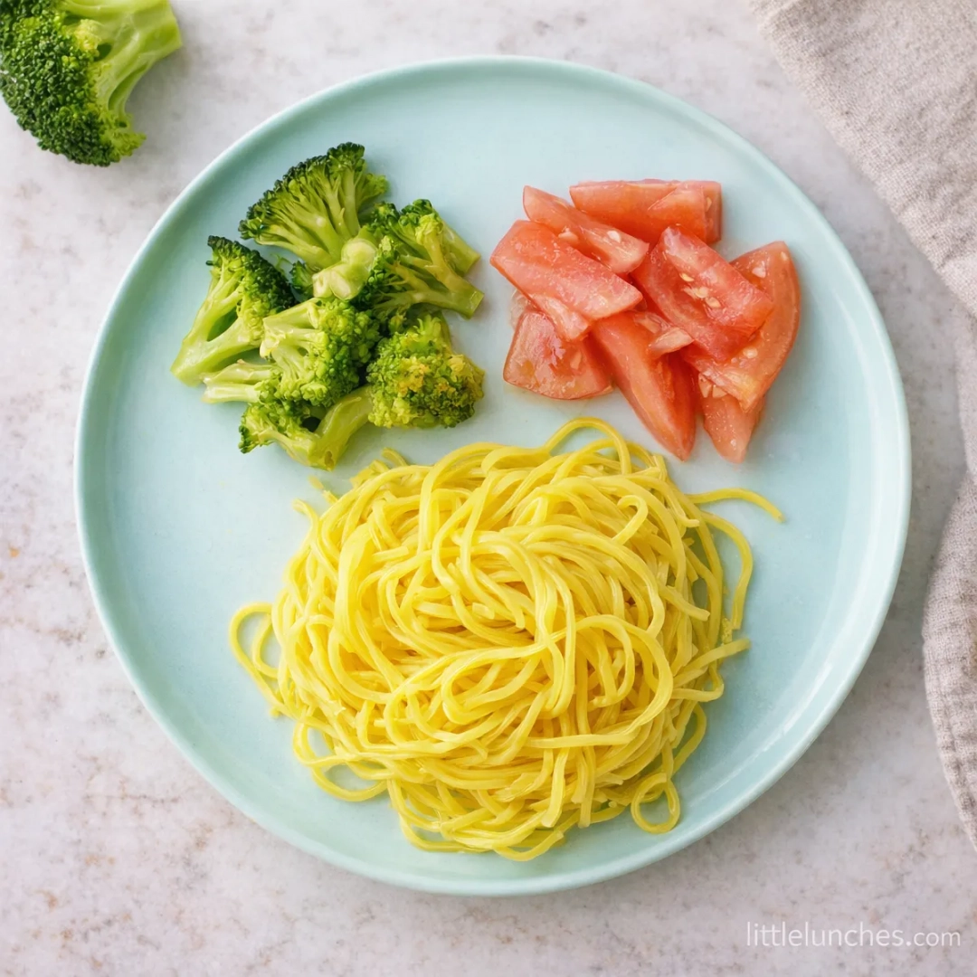 Egg noodles with broccoli and tomatoes